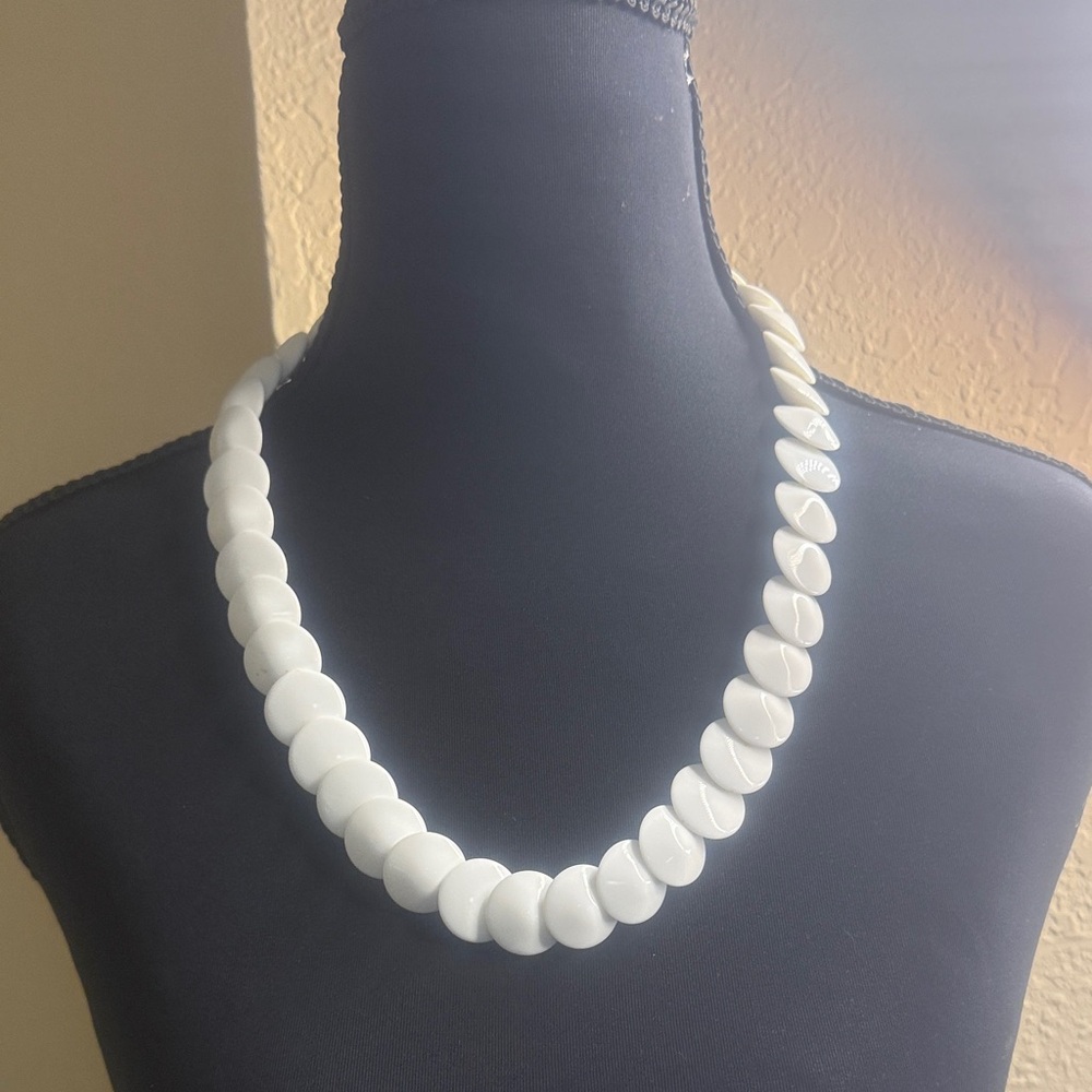 Elegant White flat disc Necklace‎